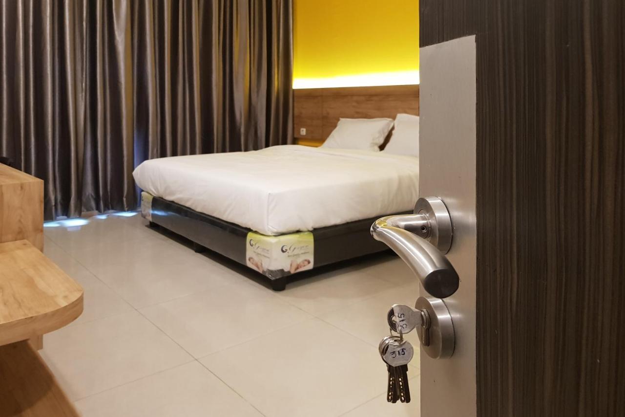 Oyo 90015 Platinum Guest House Medan Ngoại thất bức ảnh
