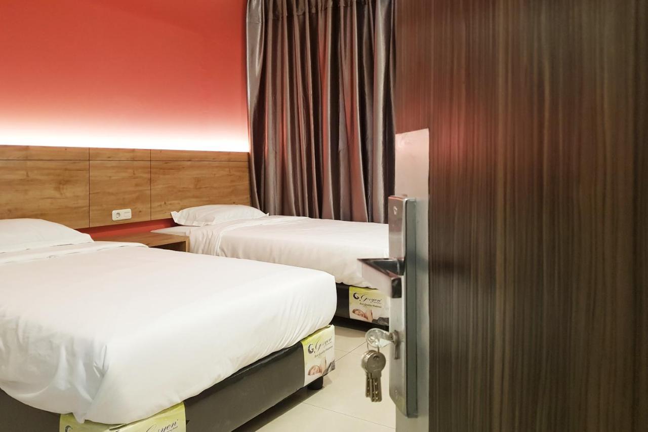 Oyo 90015 Platinum Guest House Medan Ngoại thất bức ảnh