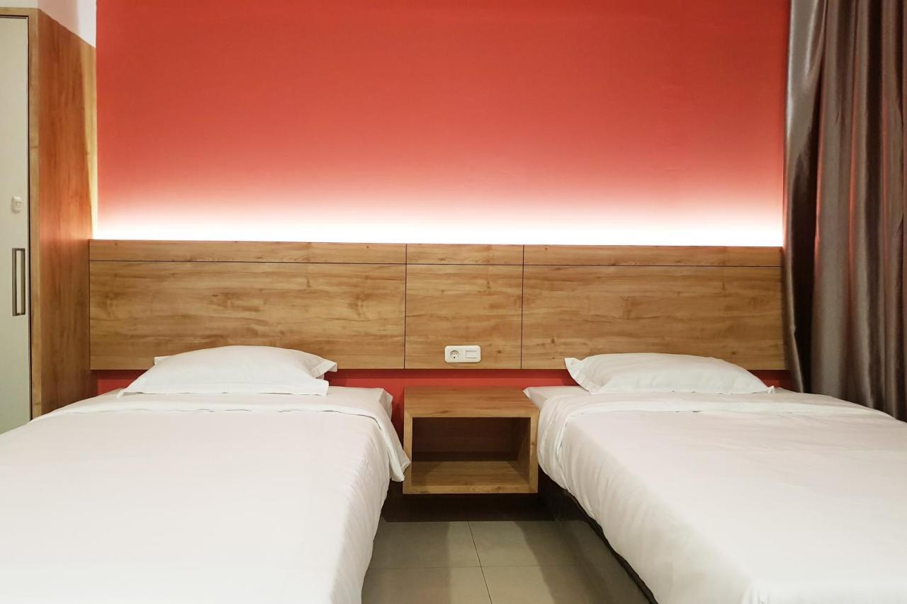 Oyo 90015 Platinum Guest House Medan Ngoại thất bức ảnh
